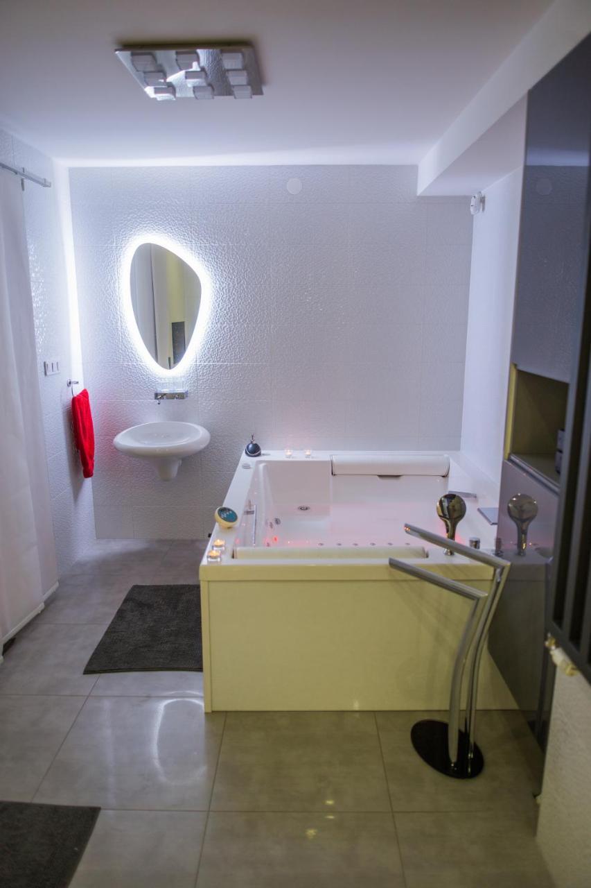 Apartment Plaza ----Wallbox 11Kw 16A ----- Private Spa- Jacuzzi, Infrared Sauna, Luxury Massage Chair, Parking, Entry With Pin 0 - 24H, Free Cancellation 24 Hours Before Check In สลาวอนสกีบรอด ภายนอก รูปภาพ