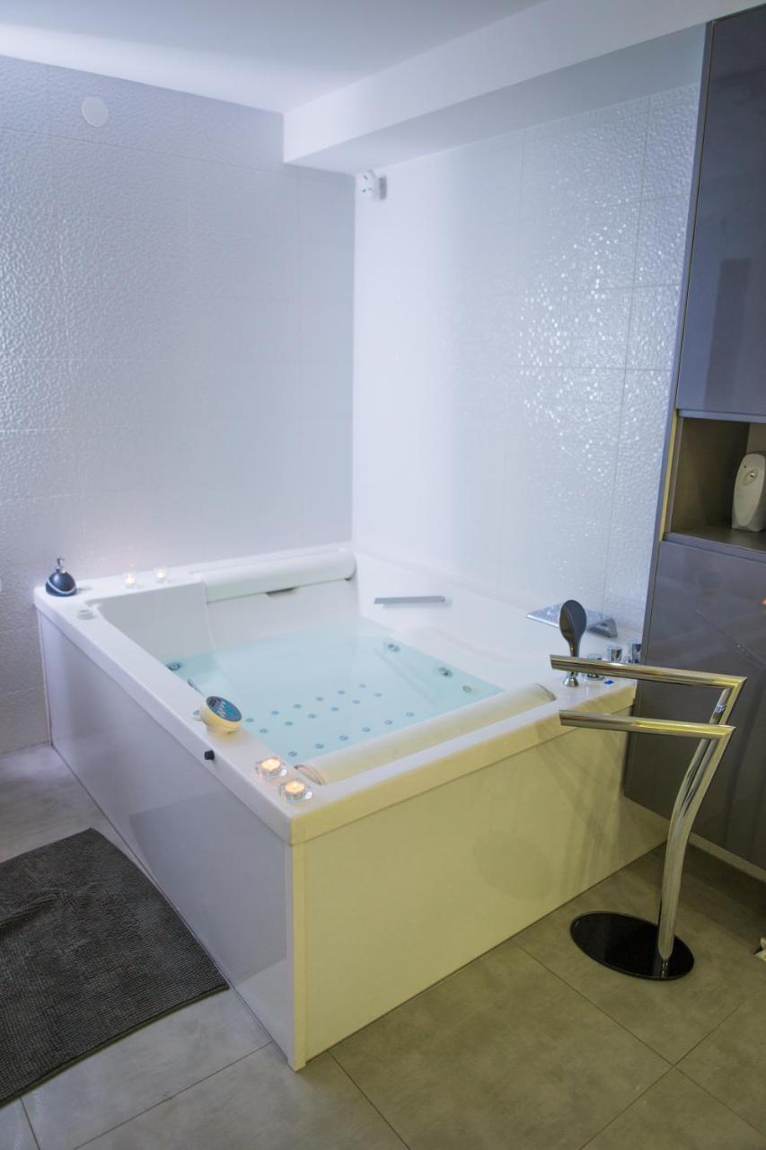 Apartment Plaza ----Wallbox 11Kw 16A ----- Private Spa- Jacuzzi, Infrared Sauna, Luxury Massage Chair, Parking, Entry With Pin 0 - 24H, Free Cancellation 24 Hours Before Check In สลาวอนสกีบรอด ภายนอก รูปภาพ