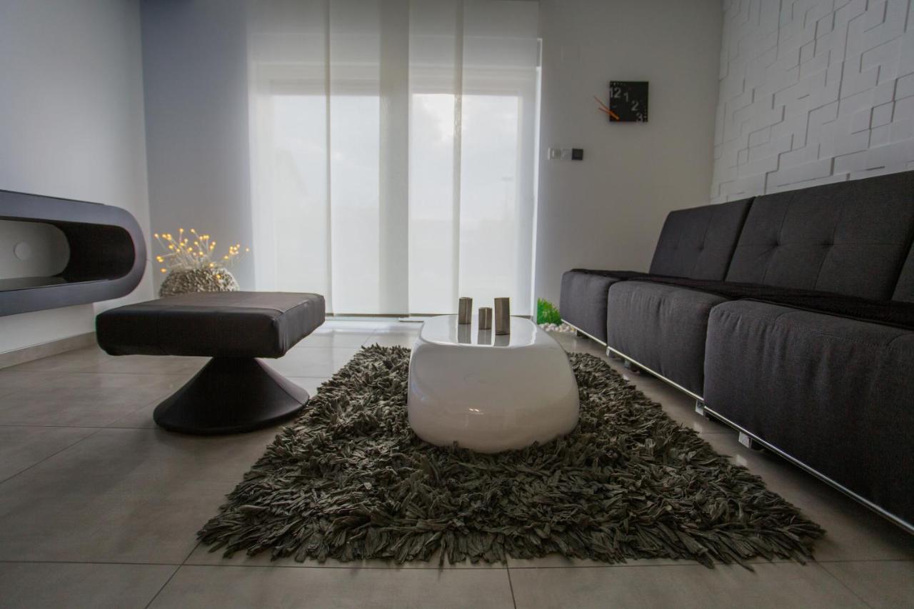 Apartment Plaza ----Wallbox 11Kw 16A ----- Private Spa- Jacuzzi, Infrared Sauna, Luxury Massage Chair, Parking, Entry With Pin 0 - 24H, Free Cancellation 24 Hours Before Check In สลาวอนสกีบรอด ภายนอก รูปภาพ