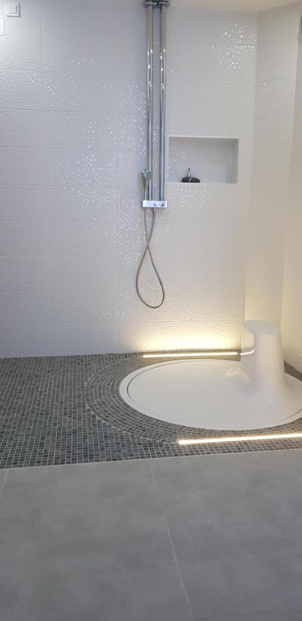 Apartment Plaza ----Wallbox 11Kw 16A ----- Private Spa- Jacuzzi, Infrared Sauna, Luxury Massage Chair, Parking, Entry With Pin 0 - 24H, Free Cancellation 24 Hours Before Check In สลาวอนสกีบรอด ภายนอก รูปภาพ